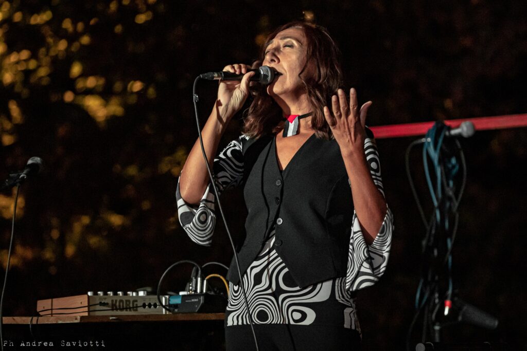 Enza Vitamia canta dal vivo sul palco della selezione di Onda Rosa Indipendente a Bologna.