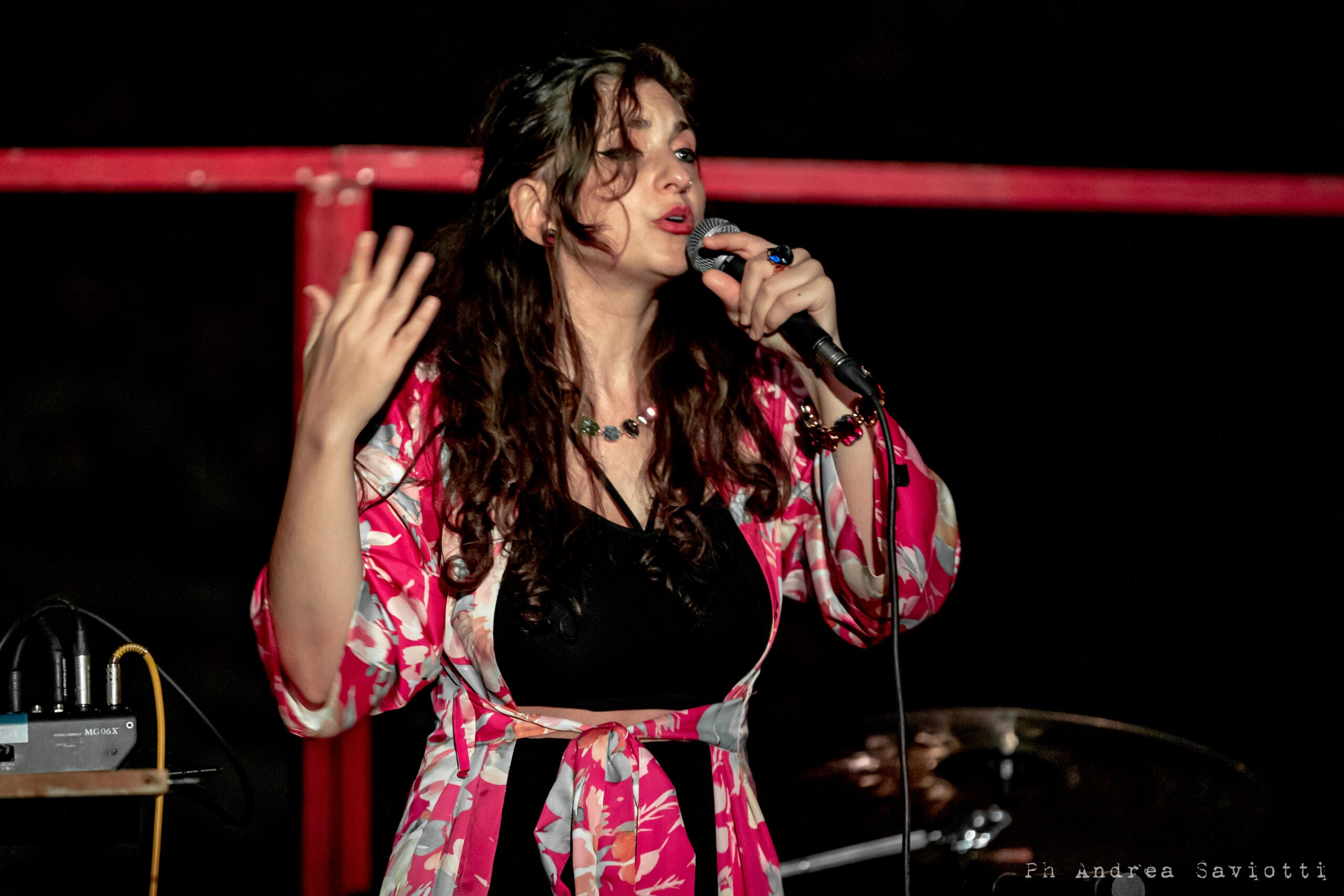 priscilla marvell canta dal vivo sul palco della selezione di Onda Rosa Indipendente a Bologna.