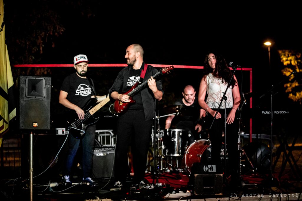 Twist of Fate cantano dal vivo sul palco della selezione di Onda Rosa Indipendente a Bologna.