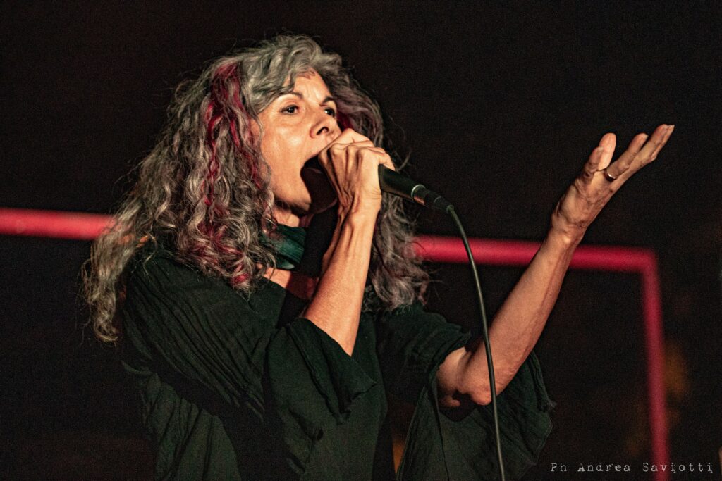 nicoletta zuccheri canta dal vivo sul palco della selezione di Onda Rosa Indipendente a Bologna.