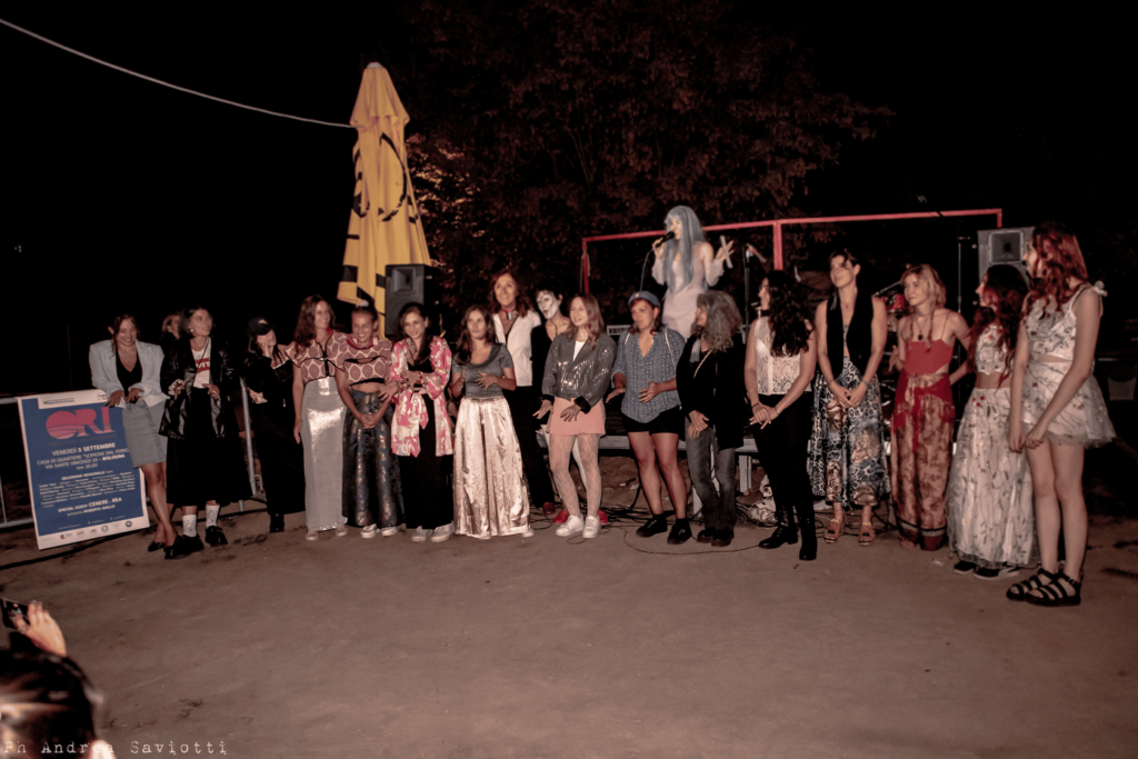 Foto di gruppo con tutte le artiste partecipanti alla seconda selezione di Onda Rosa Indipendente a Bologna.