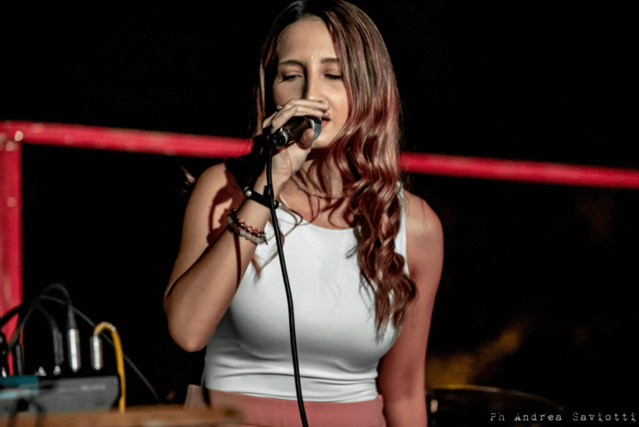Nermina Ner canta dal vivo sul palco della selezione di Onda Rosa Indipendente a Bologna.