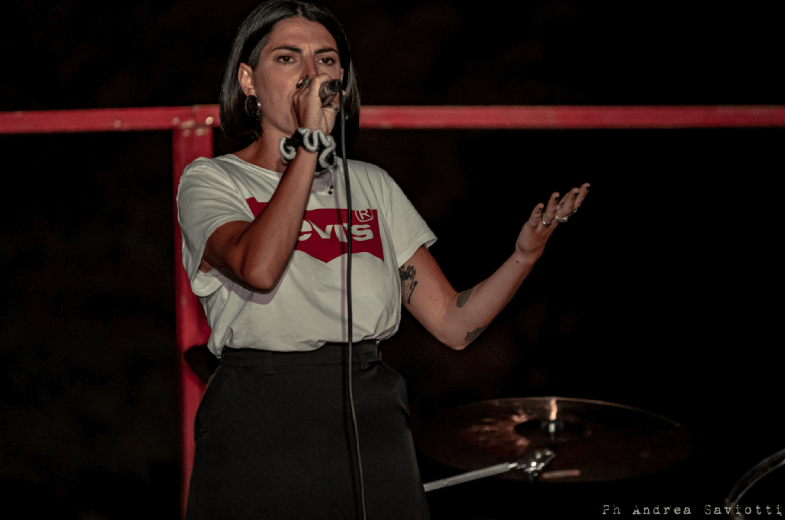 Samsara canta dal vivo sul palco della selezione di Onda Rosa Indipendente a Bologna.