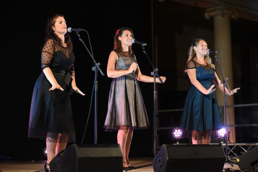 Cherry Notes in concerto, reinterpretano successi pop e rock in chiave swing