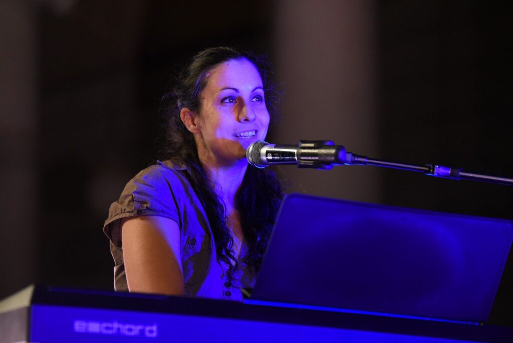 Chiara Scaglianti sul palco della prima selezione di Onda Rosa Indipendente 2025 a Faenza