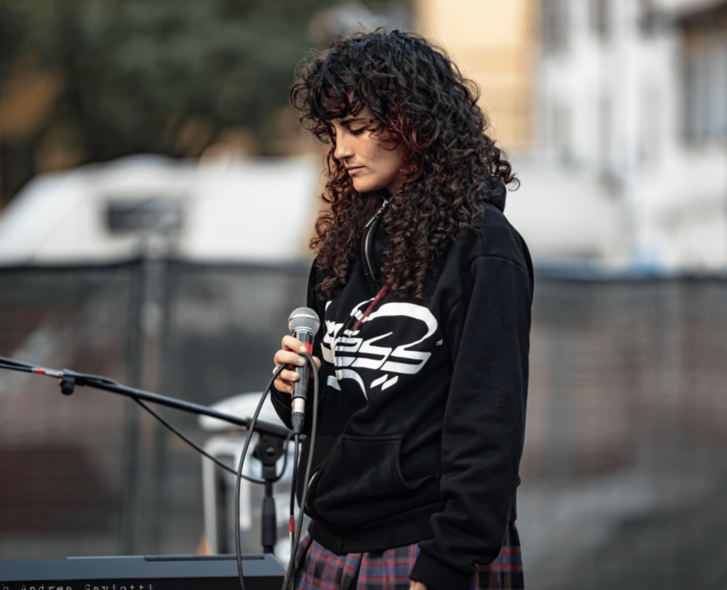 Wor si esibisce sul palco