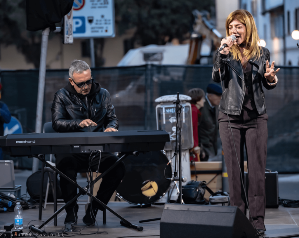 Linda Gambino si esibisce sul palco