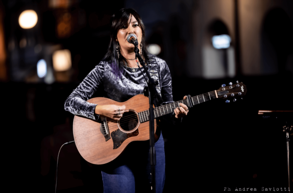 Maite suona sul palco