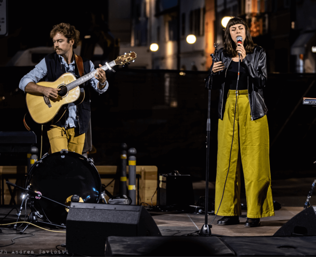 Anna tagliabue suona sul palco